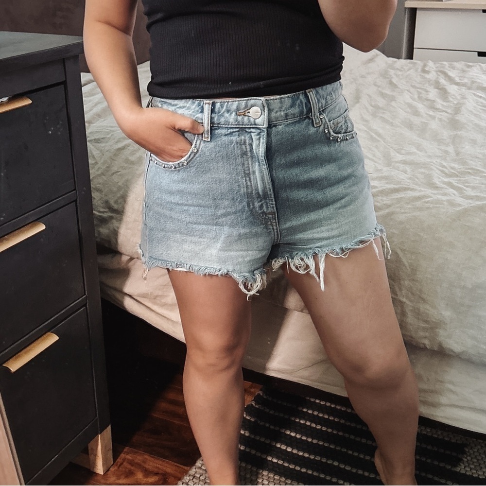 Zara Distressed Embellished High Rise Mom Short. Size S - Picture 9 of 10